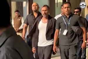 A picture of Honey Singh with his personal bodyguards escorting him from Mumbai Airport.